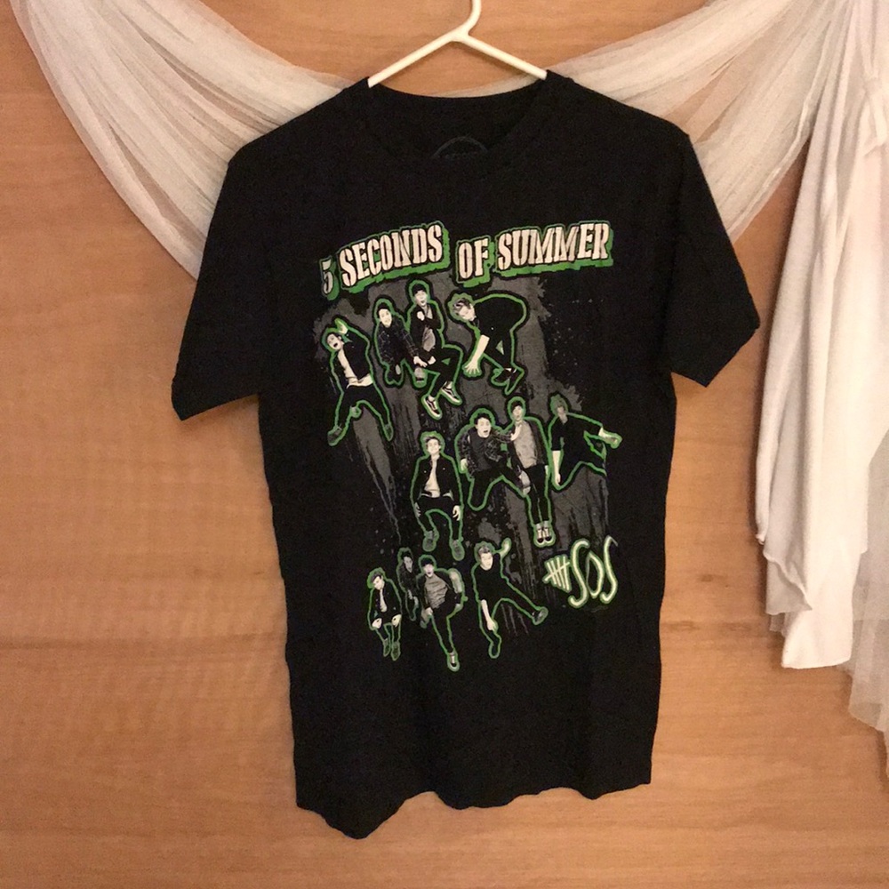🌟make an offer🌟5SOS t-shirt🌟